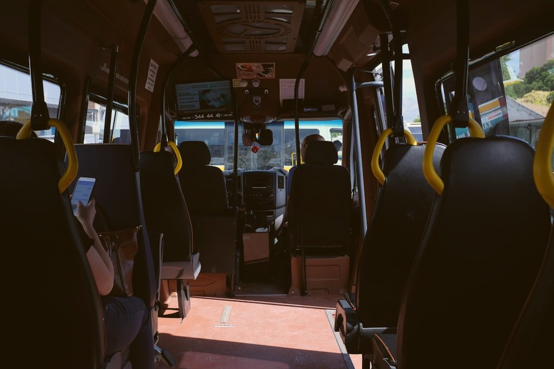 Kenapa Travel Lebih Nyaman daripada Bawa Mobil Sendiri Saat Tour?