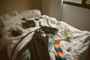 Cara Melipat Baju Teknik Rolling untuk Menghemat Ruang di Dalam Ransel