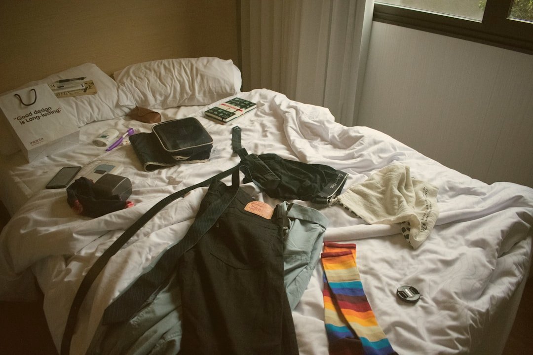 Cara Melipat Baju Teknik Rolling untuk Menghemat Ruang di Dalam Ransel