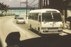 Kebebasan vs Kenyamanan: Debat Membawa Mobil Pribadi atau Jasa Travel