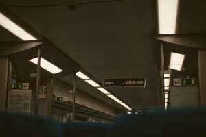 Perbandingan Biaya: Naik Kereta Api vs Jasa Travel untuk Perjalanan Antar Kota