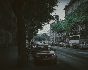 Perbandingan Biaya: Sewa Travel vs Bawa Kendaraan Pribadi untuk Liburan